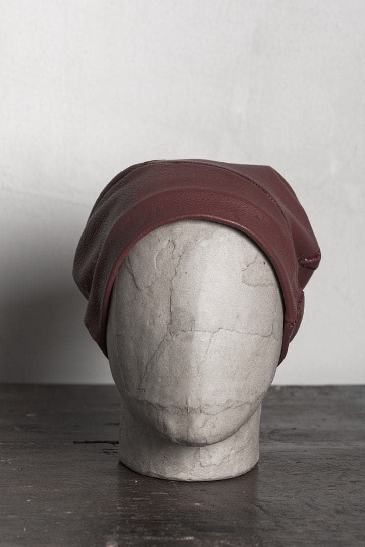 eigensinnig wien | Balint | Unkonventioneller Leder-Beanie in weinrot