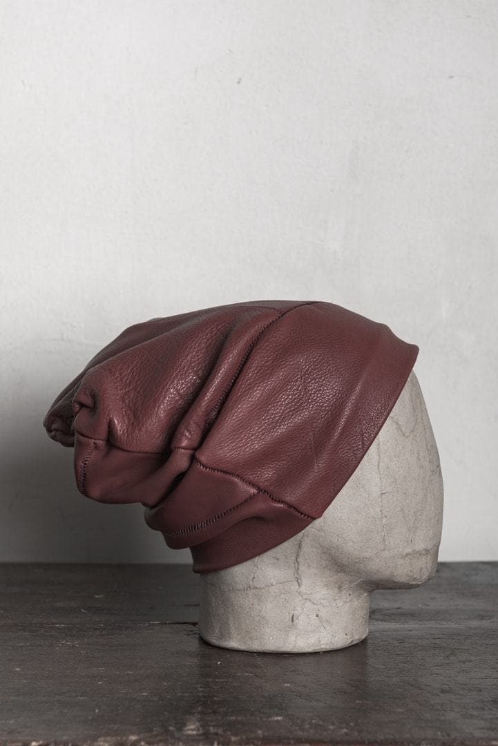 eigensinnig wien | Balint | Unkonventioneller Leder-Beanie in weinrot