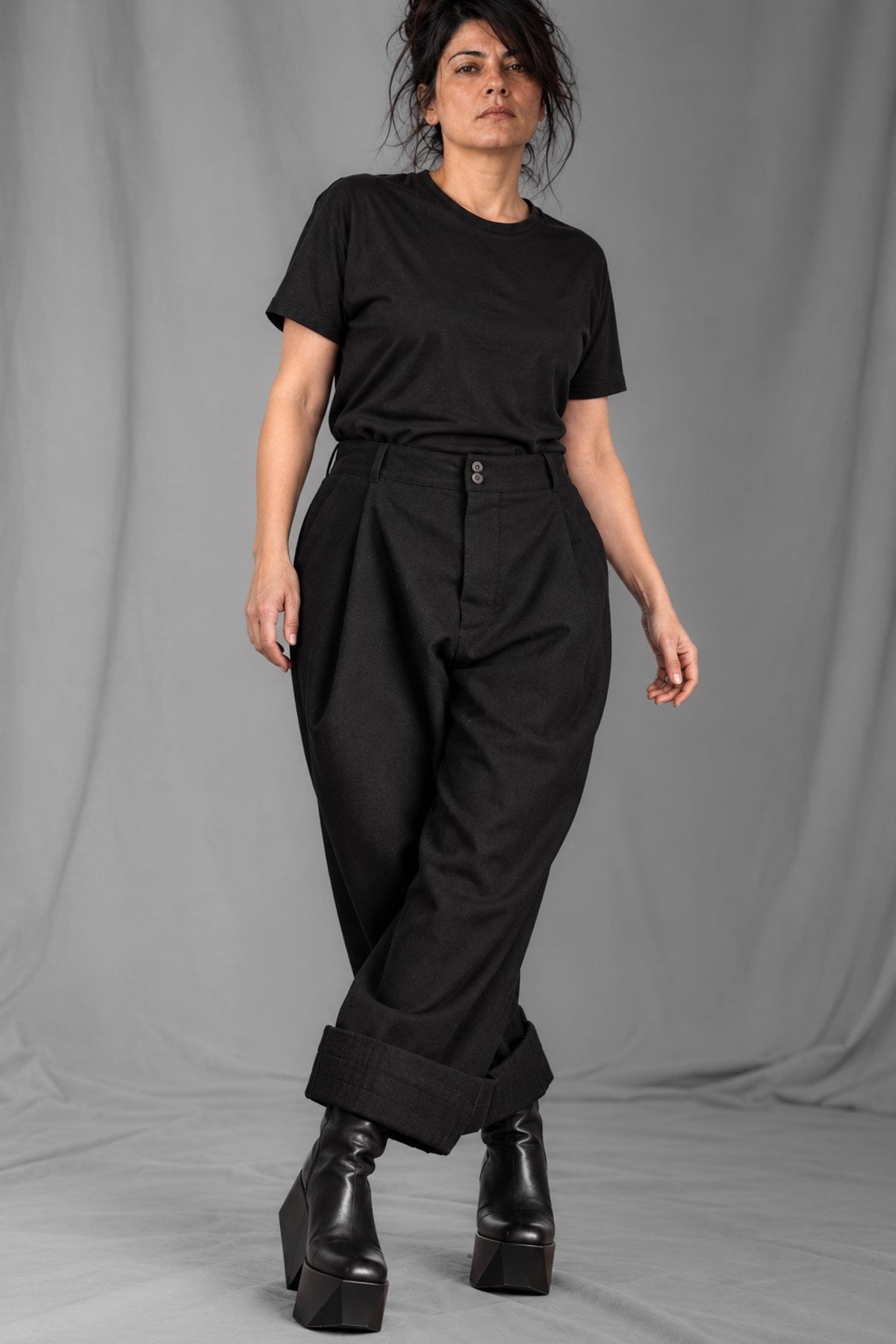 eigensinnig wien | Bandlkramer | Schwarze, weite Designerhose mit Bundfalten aus italienischer Wolle