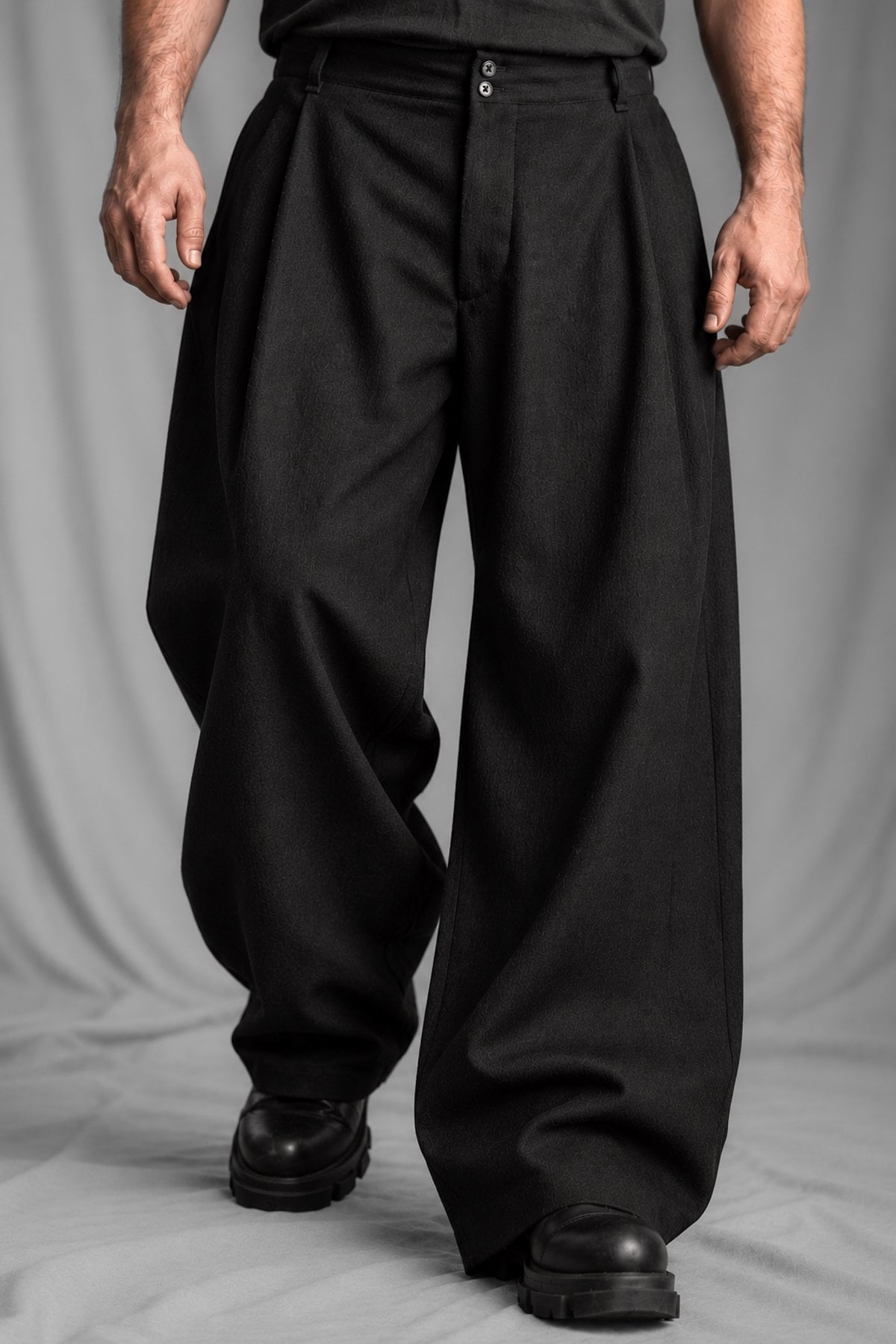 eigensinnig wien | Bandlkramer | Schwarze, weite Designerhose mit Bundfalten aus italienischer Wolle
