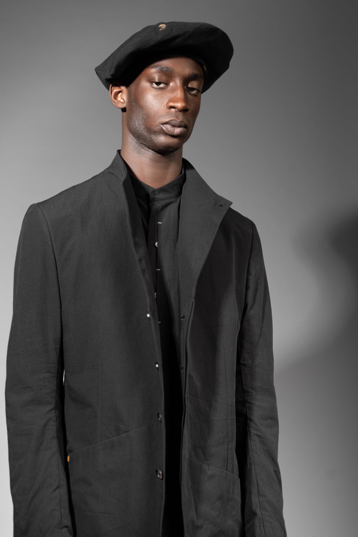 eigensinnig wien | BarChi | Schwarzer Designer Herrenanzug mit Drop Crotch Pants und Kurzmantel