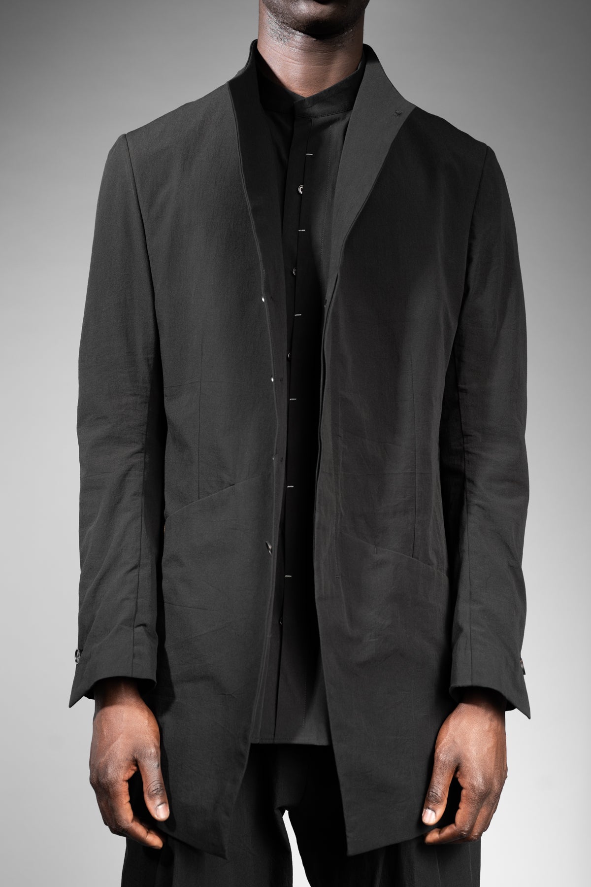 eigensinnig wien | BarChi | Schwarzer Designer Herrenanzug mit Drop Crotch Pants und Kurzmantel