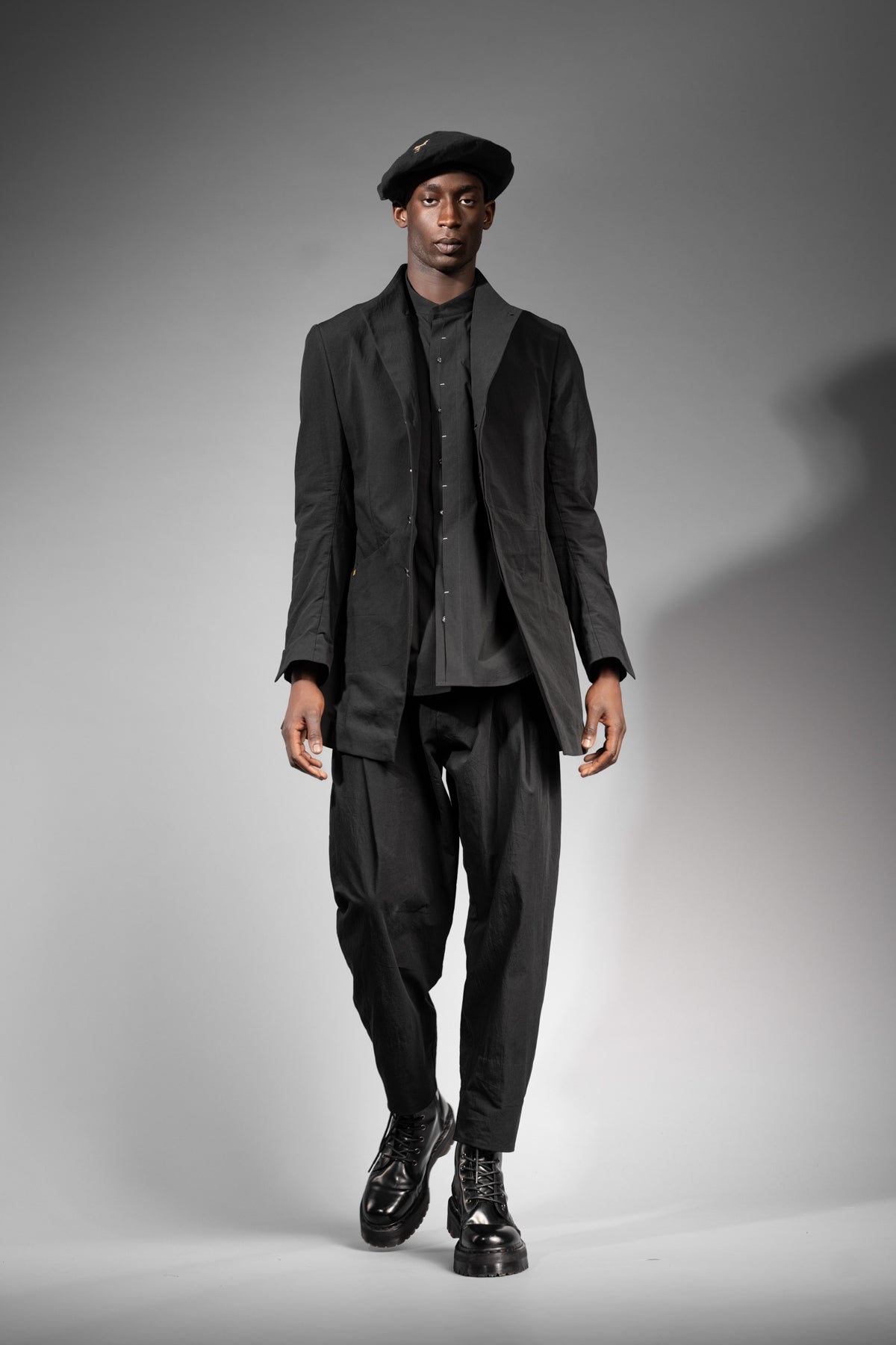 eigensinnig wien | BarChi | Schwarzer Designer Herrenanzug mit Drop Crotch Pants und Kurzmantel