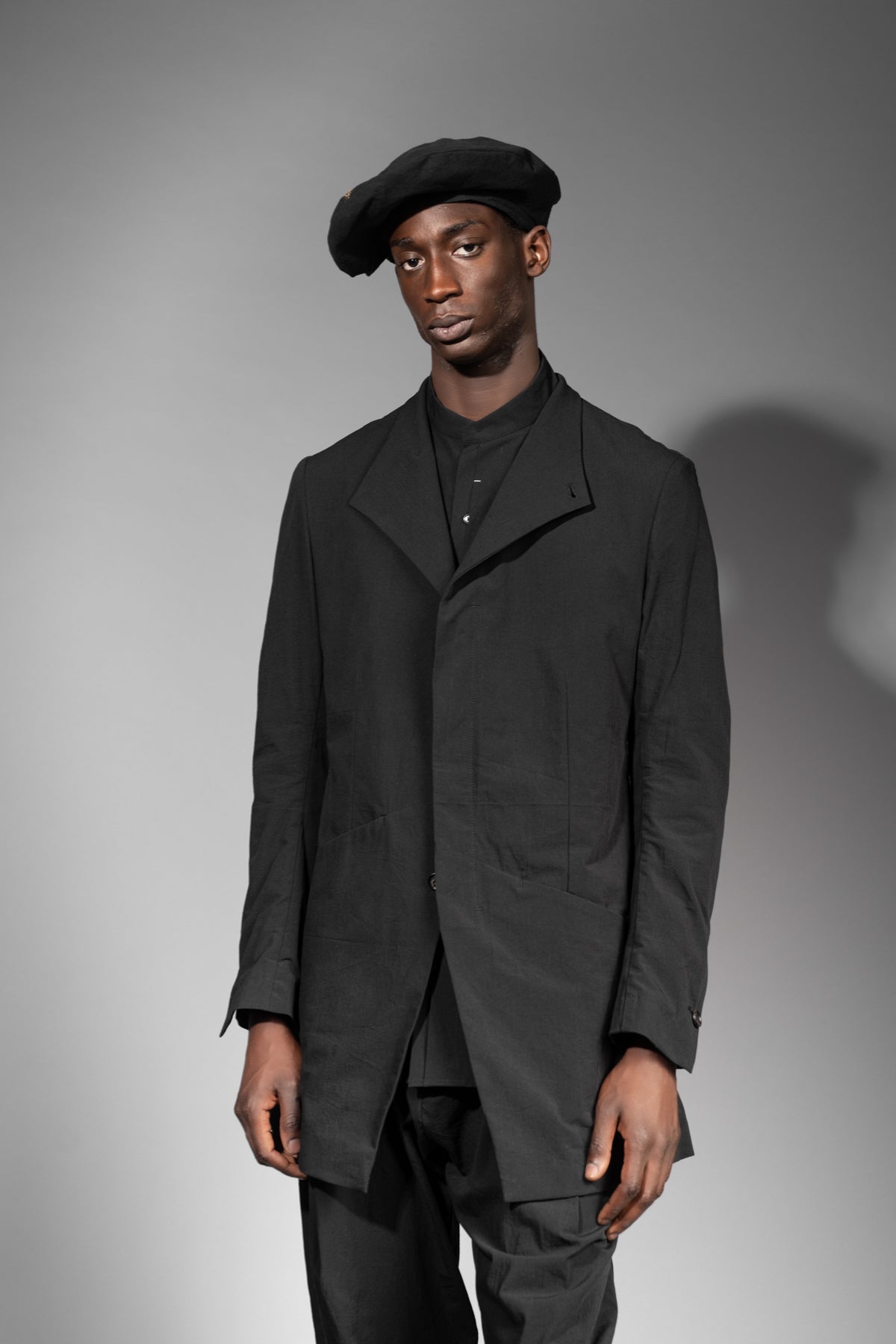 eigensinnig wien | BarChi | Schwarzer Designer Herrenanzug mit Drop Crotch Pants und Kurzmantel
