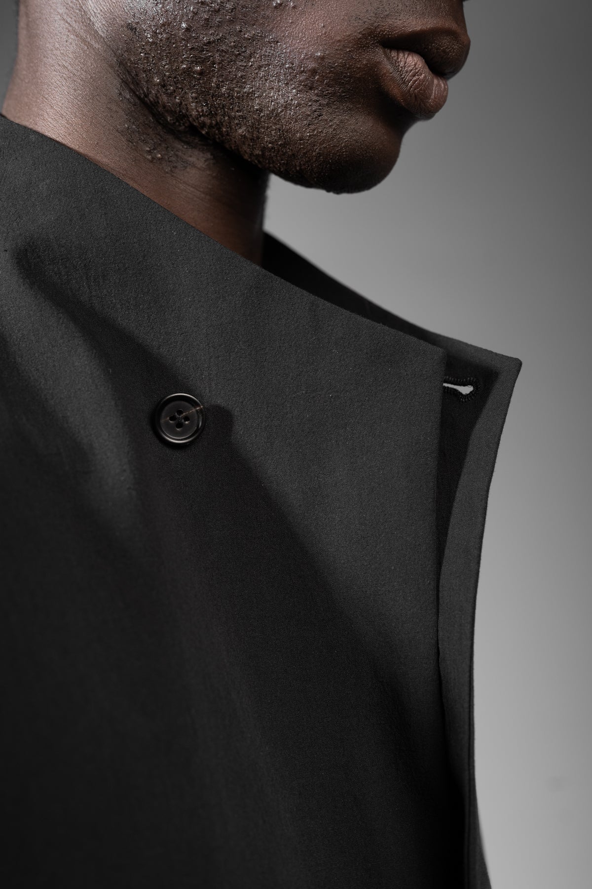 eigensinnig wien | BarChi | Schwarzer Designer Herrenanzug mit Drop Crotch Pants und Kurzmantel