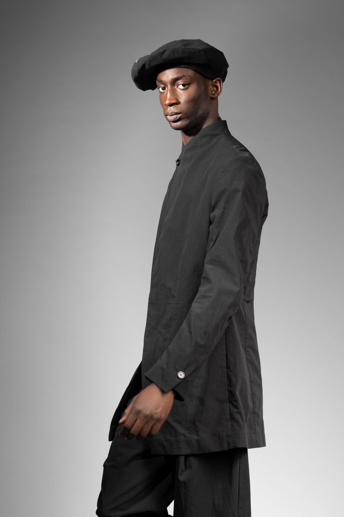 eigensinnig wien | BarChi | Schwarzer Designer Herrenanzug mit Drop Crotch Pants und Kurzmantel