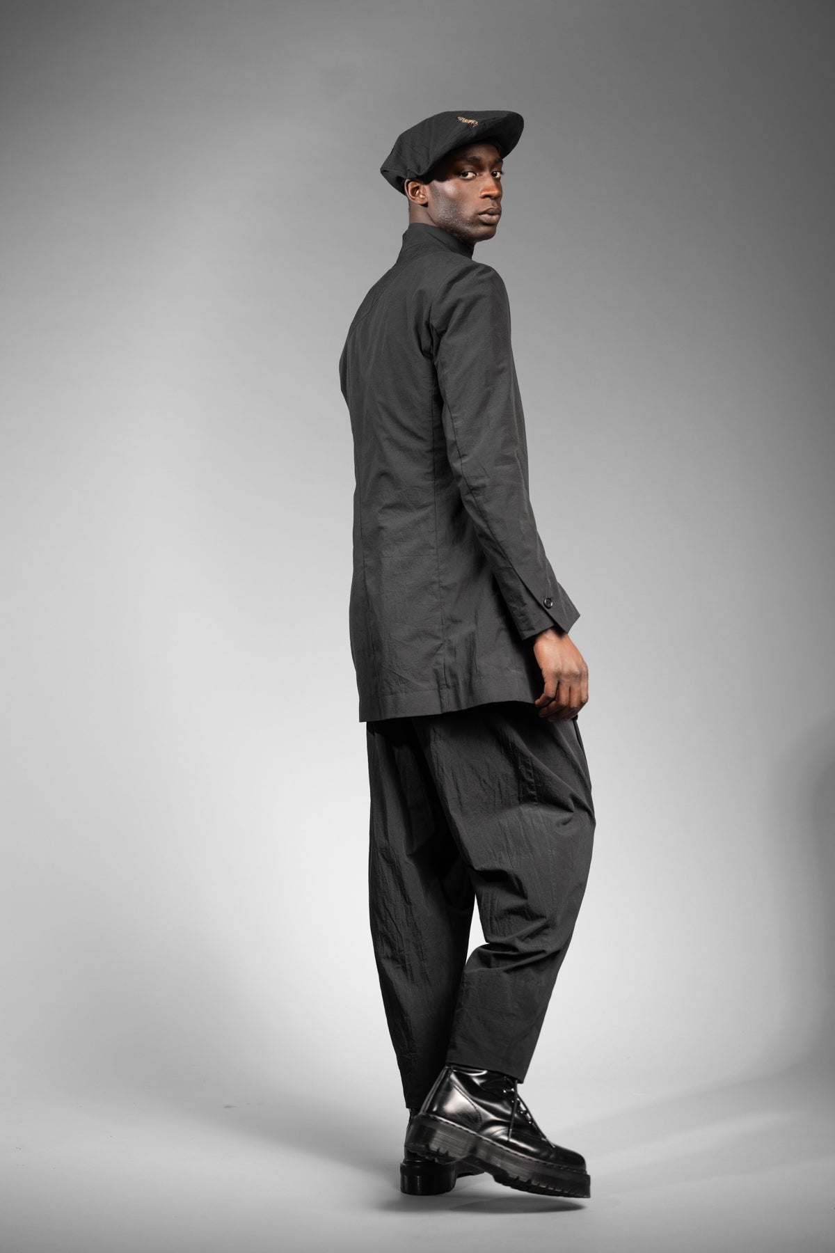 eigensinnig wien | BarChi | Schwarzer Designer Herrenanzug mit Drop Crotch Pants und Kurzmantel
