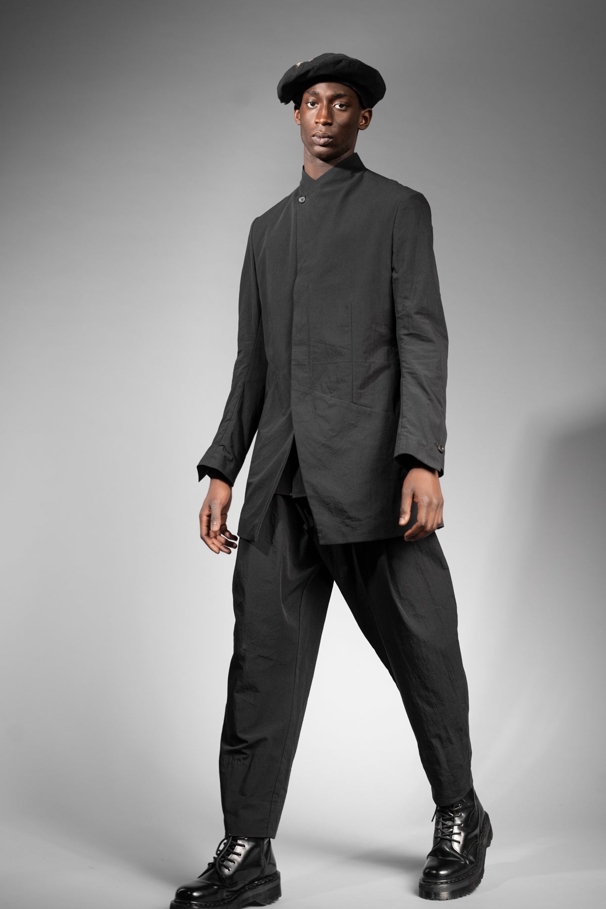 eigensinnig wien | BarChi | Schwarzer Designer Herrenanzug mit Drop Crotch Pants und Kurzmantel