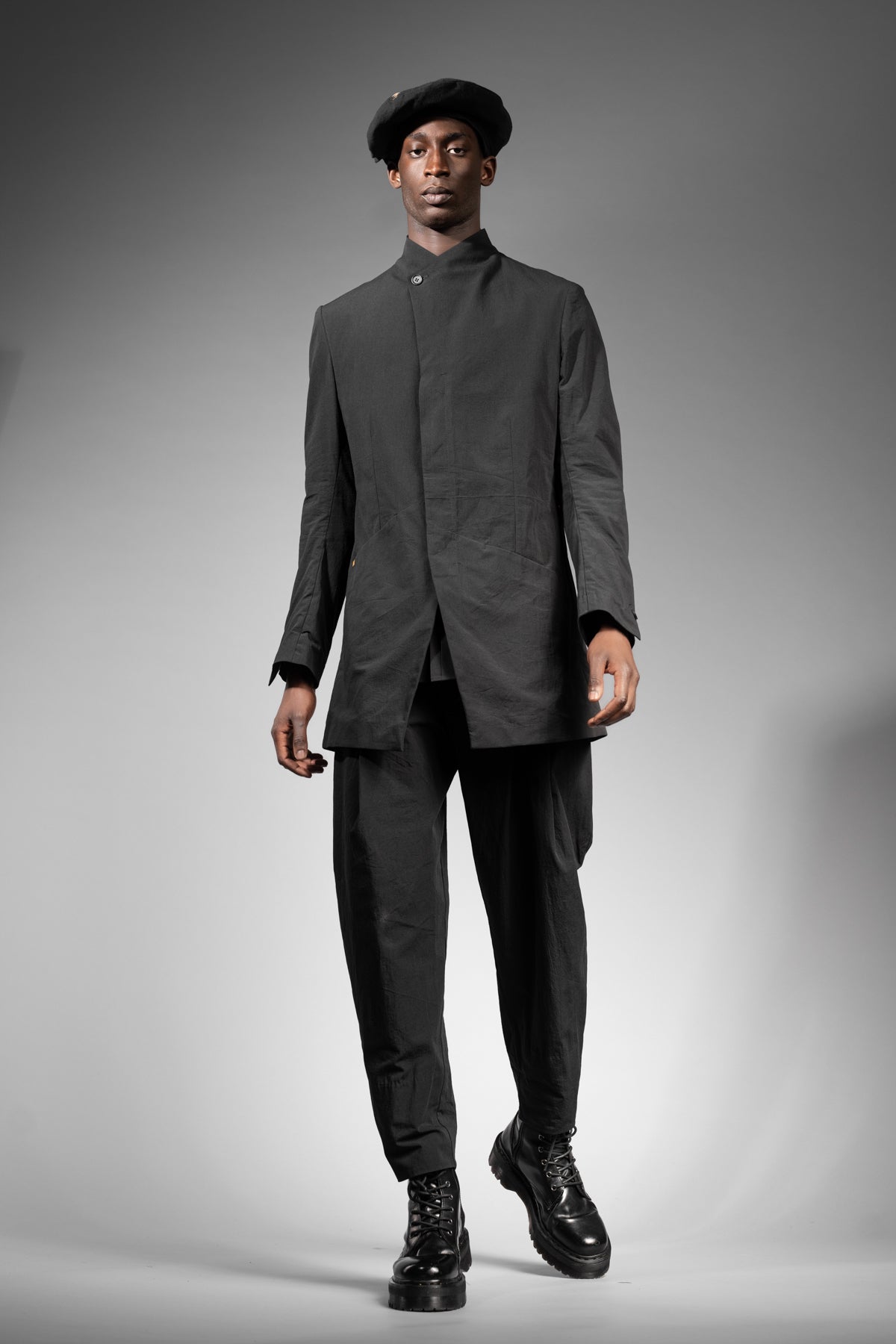 eigensinnig wien | BarChi | Schwarzer Designer Herrenanzug mit Drop Crotch Pants und Kurzmantel