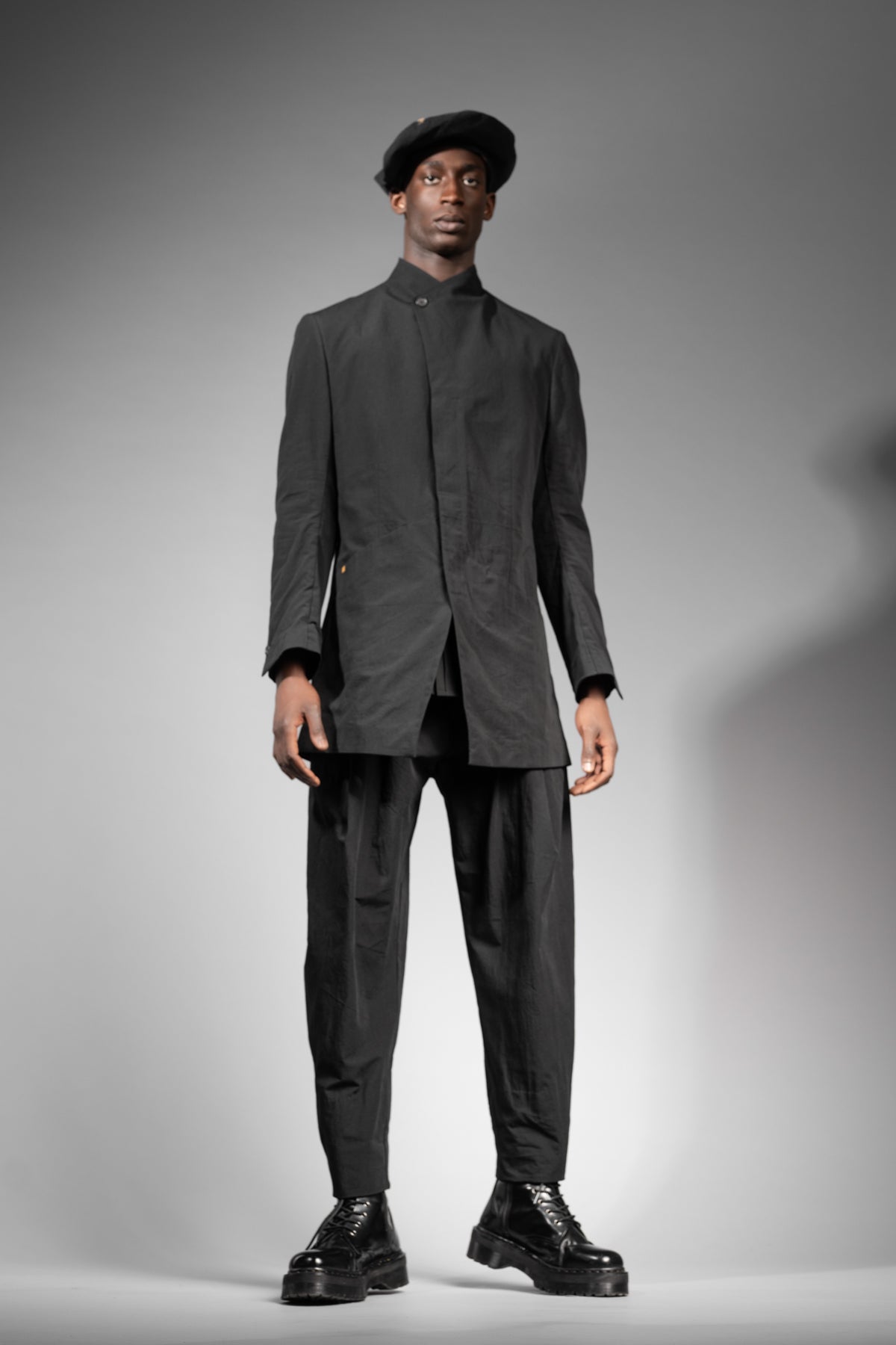 eigensinnig wien | BarChi | Schwarzer Designer Herrenanzug mit Drop Crotch Pants und Kurzmantel