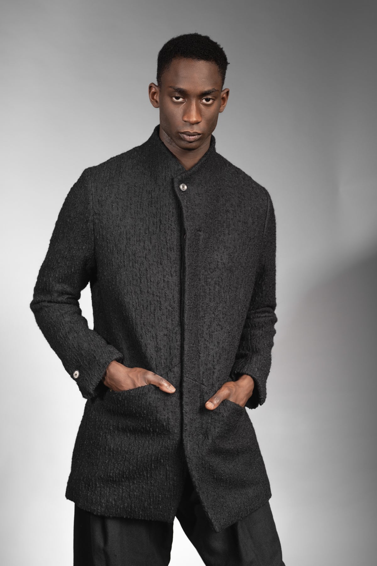 eigensinnig wien | Barnabas | Schwarzer Designer Herren Stehkragen-Wintermantel aus japanischer Wolle