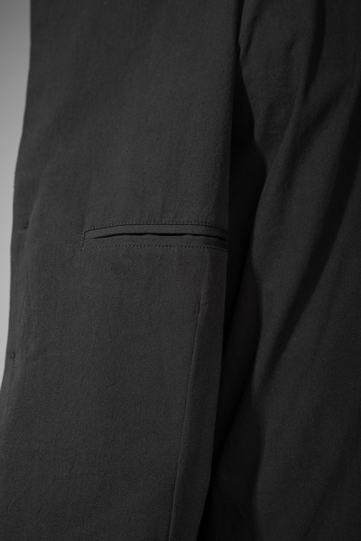 eigensinnig wien | Barnabas | Schwarzer Designer-Kurzmantel mit Stehkragen aus japanischer Baumwolle