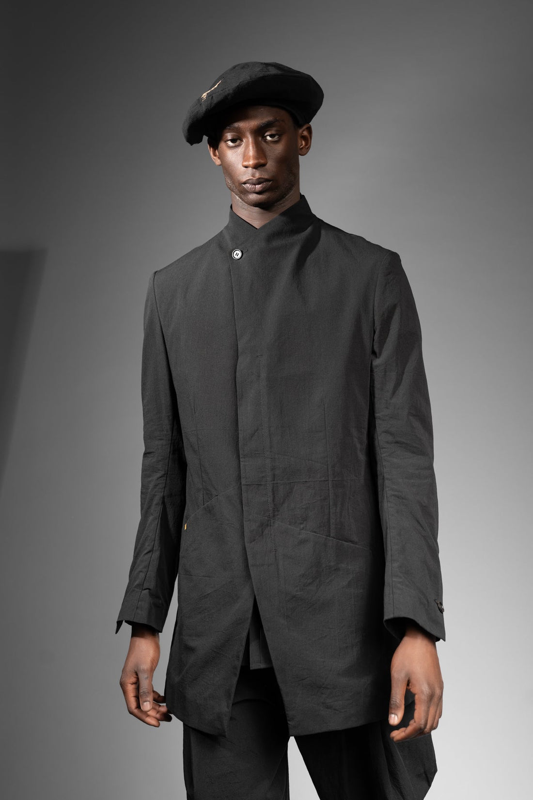 eigensinnig wien | Barnabas | Schwarzer Designer-Kurzmantel mit Stehkragen aus japanischer Baumwolle