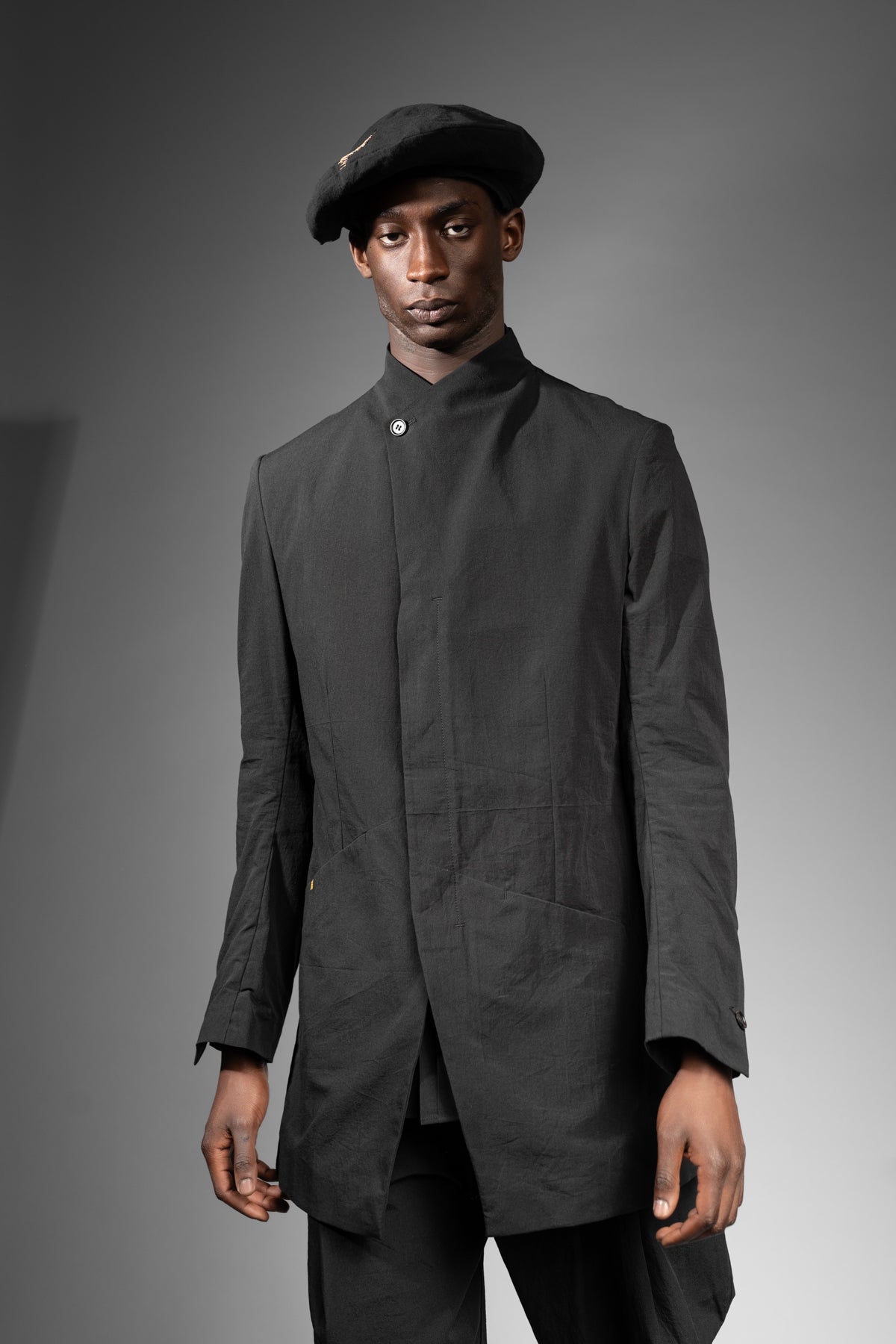 eigensinnig wien | Barnabas | Schwarzer Designer-Kurzmantel mit Stehkragen aus japanischer Baumwolle