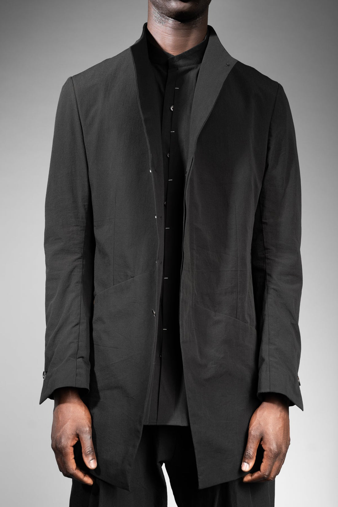 eigensinnig wien | Barnabas | Schwarzer Designer-Kurzmantel mit Stehkragen aus japanischer Baumwolle