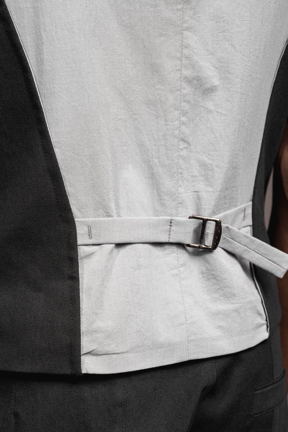 eigensinnig wien | Bartleby | Schwarze Designer Anzugweste für Herren aus leichter Baumwolle