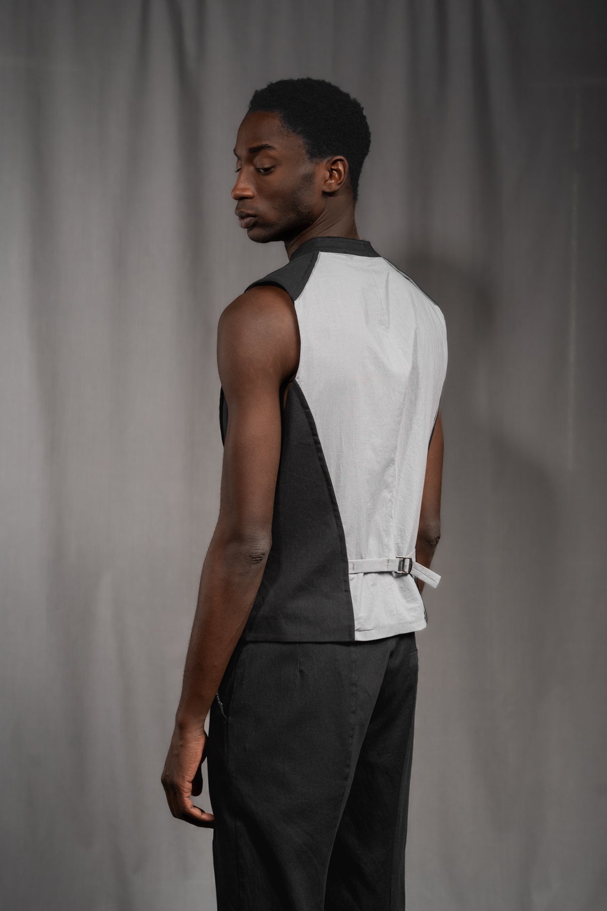 eigensinnig wien | Bartleby | Schwarze Designer Anzugweste für Herren aus leichter Baumwolle