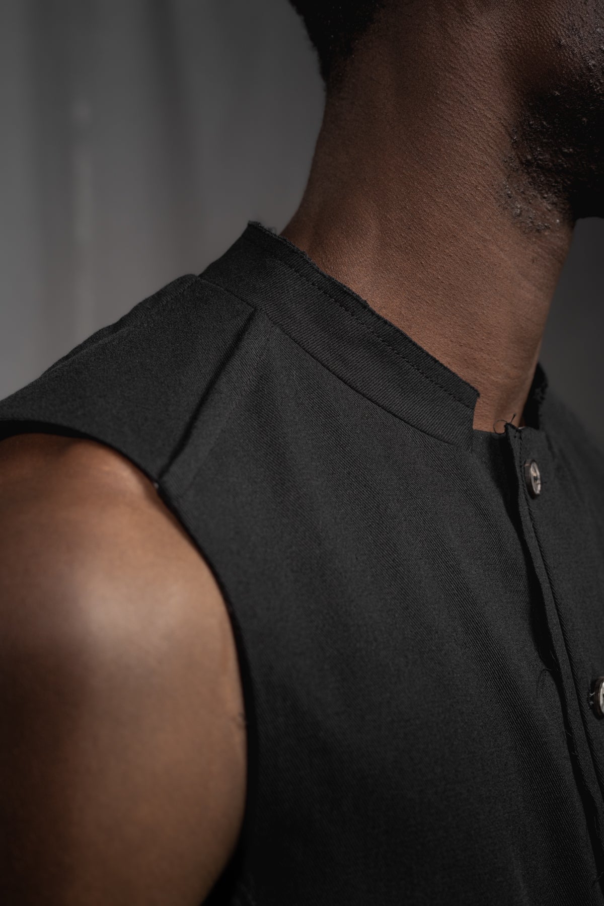 eigensinnig wien | Bartleby | Schwarze Designer Anzugweste für Herren aus leichter Baumwolle