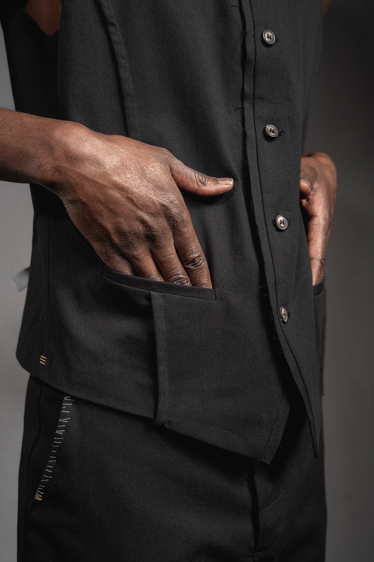 eigensinnig wien | Bartleby | Schwarze Designer Anzugweste für Herren aus leichter Baumwolle