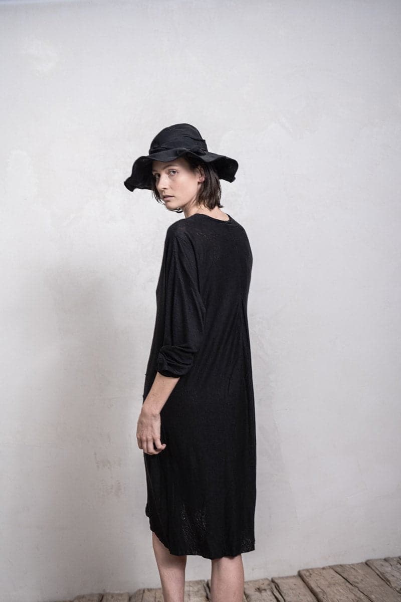 eigensinnig wien | Bassi | Leichtes Kleid und lange Bluse aus Leinen in schwarz