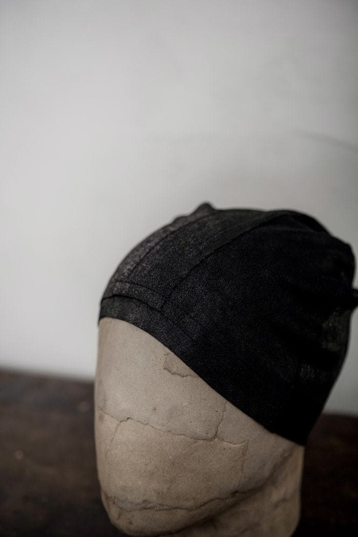 eigensinnig wien | Beckett | Leichter Leder-Beanie mit roher Eleganz in schwarz