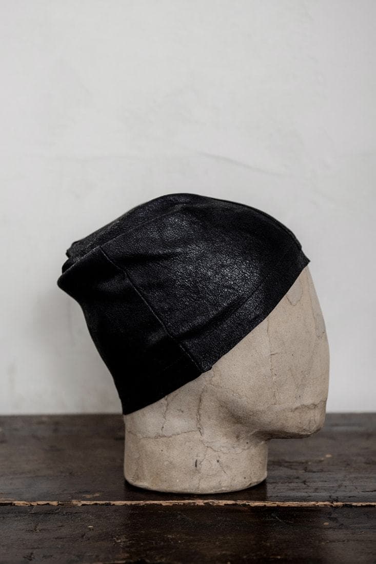 eigensinnig wien | Beckett | Leichter Leder-Beanie mit roher Eleganz in schwarz