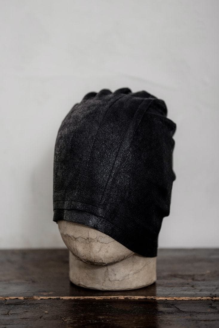 eigensinnig wien | Beckett | Leichter Leder-Beanie mit roher Eleganz in schwarz