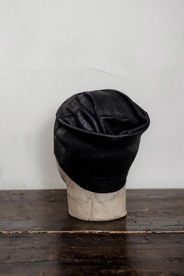 eigensinnig wien | Beckett | Leichter Leder-Beanie mit roher Eleganz in schwarz
