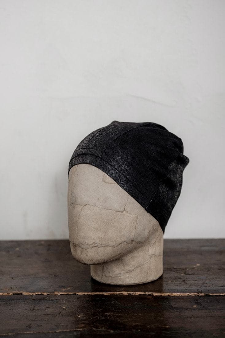 eigensinnig wien | Beckett | Leichter Leder-Beanie mit roher Eleganz in schwarz