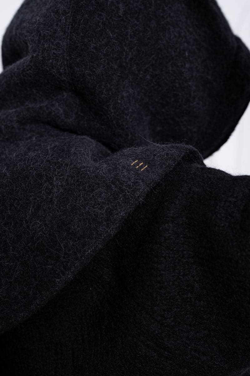 eigensinnig wien | Bingen | Außergewöhnlicher Alpaka Kapuzenschal in Schwarz