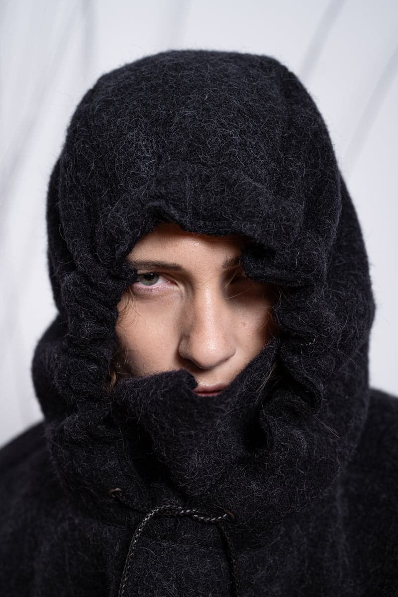 eigensinnig wien | Bingen | Außergewöhnlicher Alpaka Kapuzenschal in Schwarz