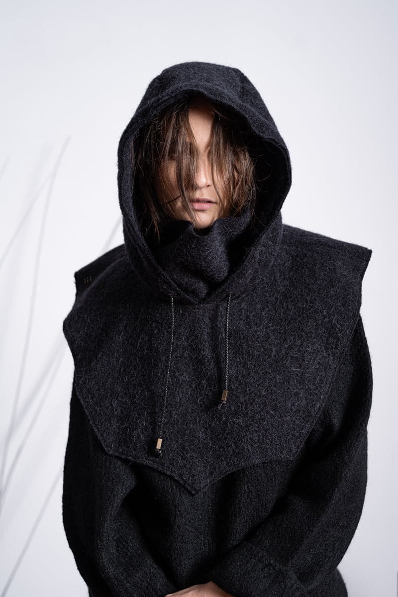 eigensinnig wien | Bingen | Außergewöhnlicher Alpaka Kapuzenschal in Schwarz