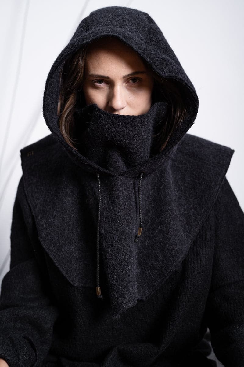 eigensinnig wien | Bingen | Außergewöhnlicher Alpaka Kapuzenschal in Schwarz