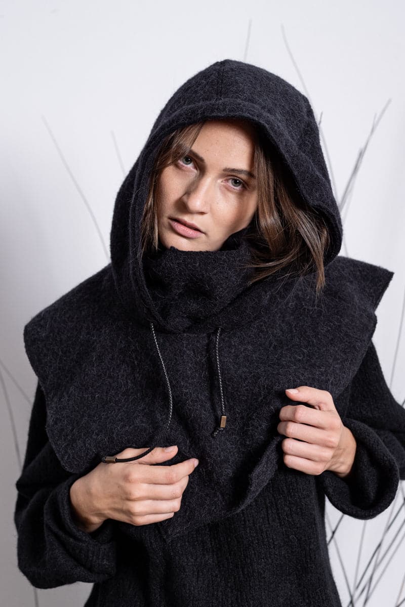 eigensinnig wien | Bingen | Außergewöhnlicher Alpaka Kapuzenschal in Schwarz