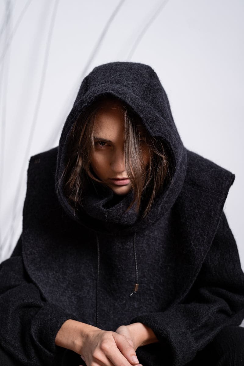 eigensinnig wien | Bingen | Außergewöhnlicher Alpaka Kapuzenschal in Schwarz