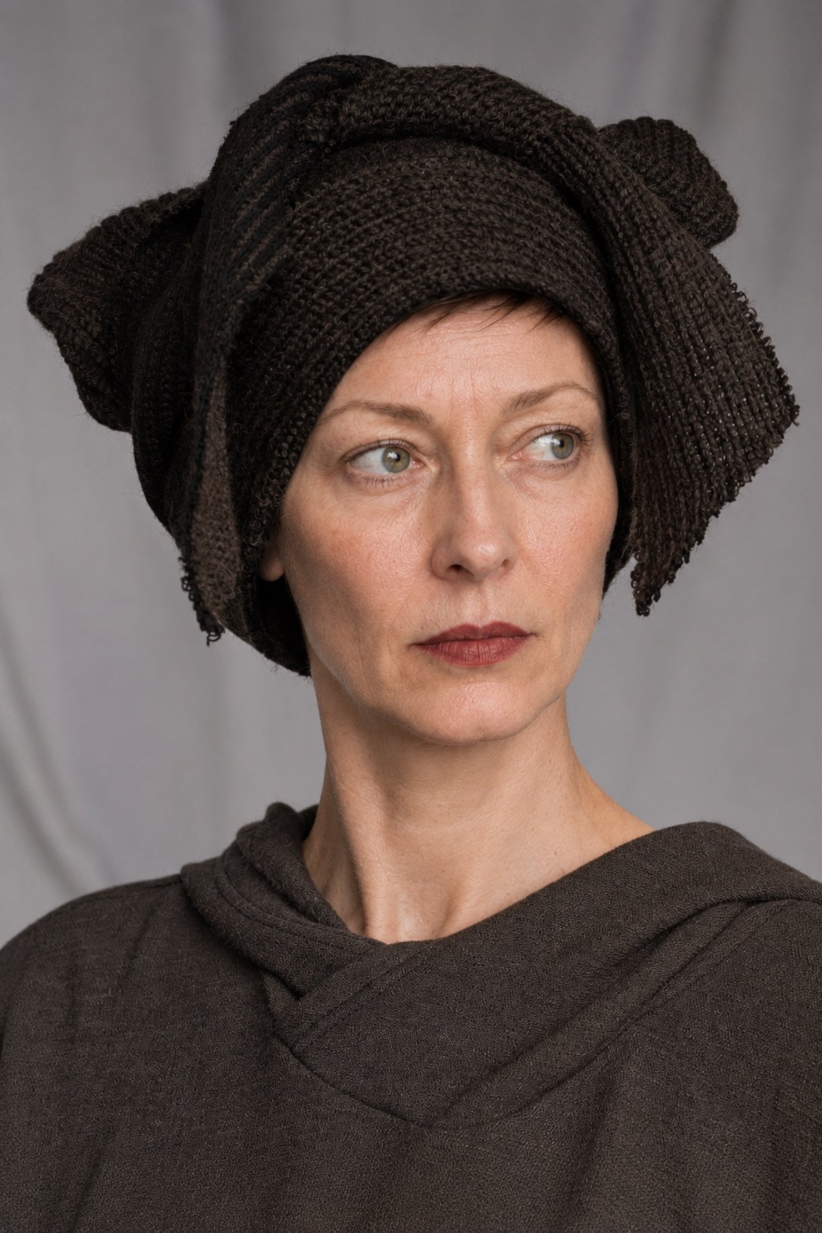 eigensinnig wien | Bracke | Designer-Beanie aus Schurwollmix mit braunem Streifenmuster