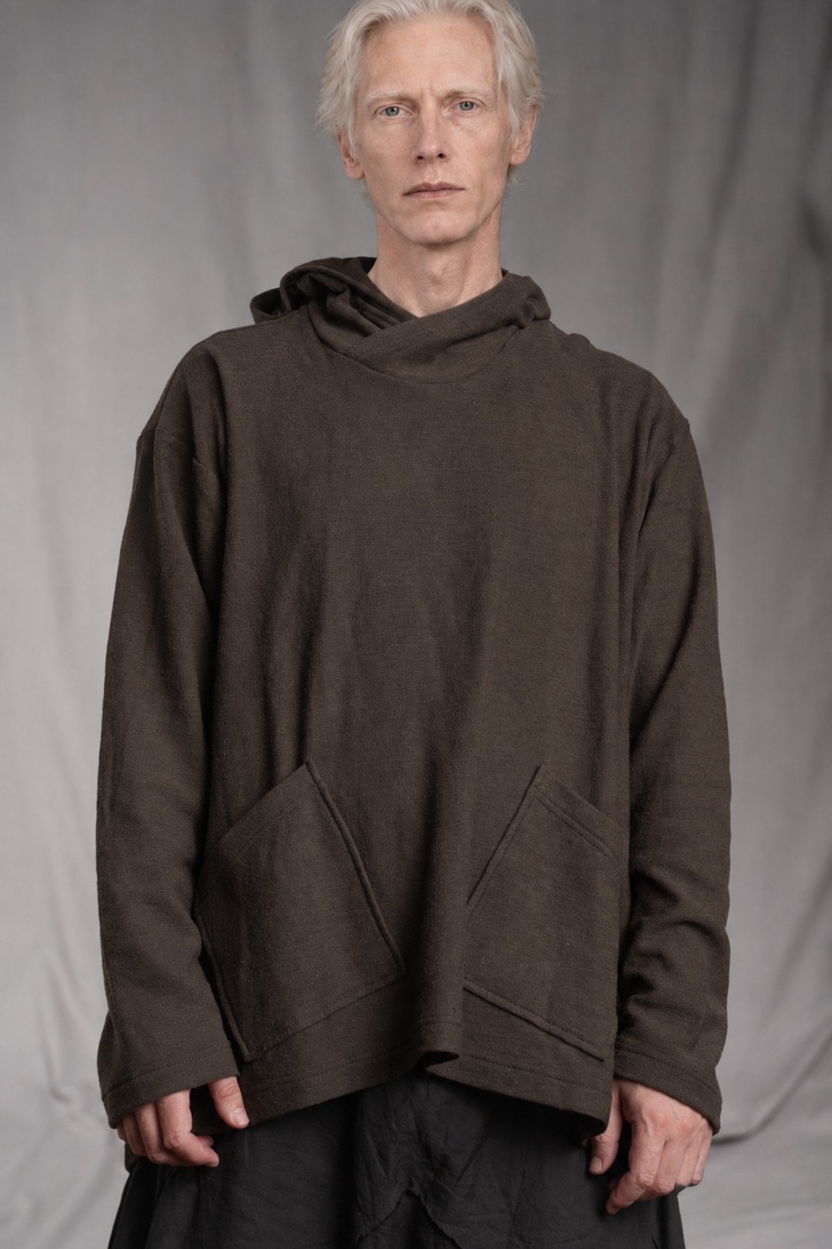 eigensinnig wien | Breed | Avantgardistischer Designer-Strickhoodie aus Wolle in Braun