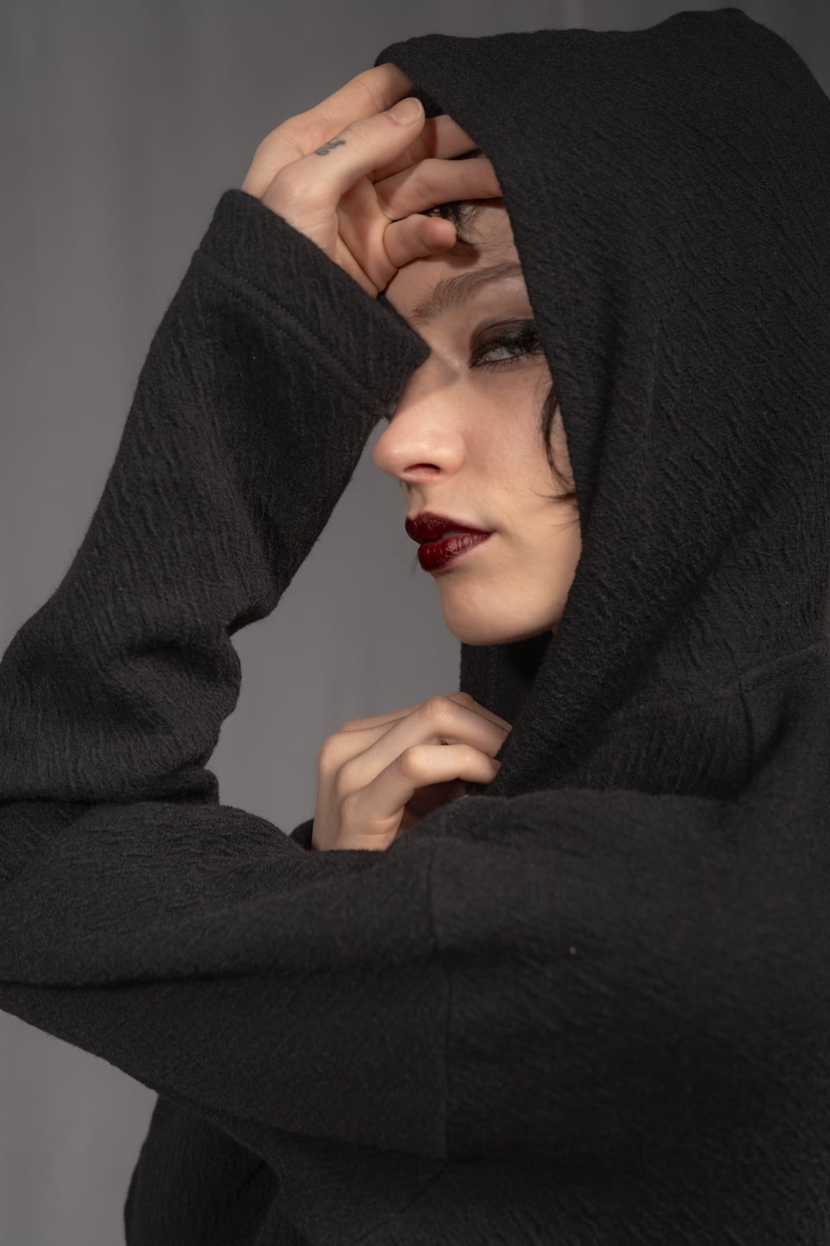 eigensinnig wien | Breed | Exklusiver Strickhoodie aus Merinowolle in Schwarz