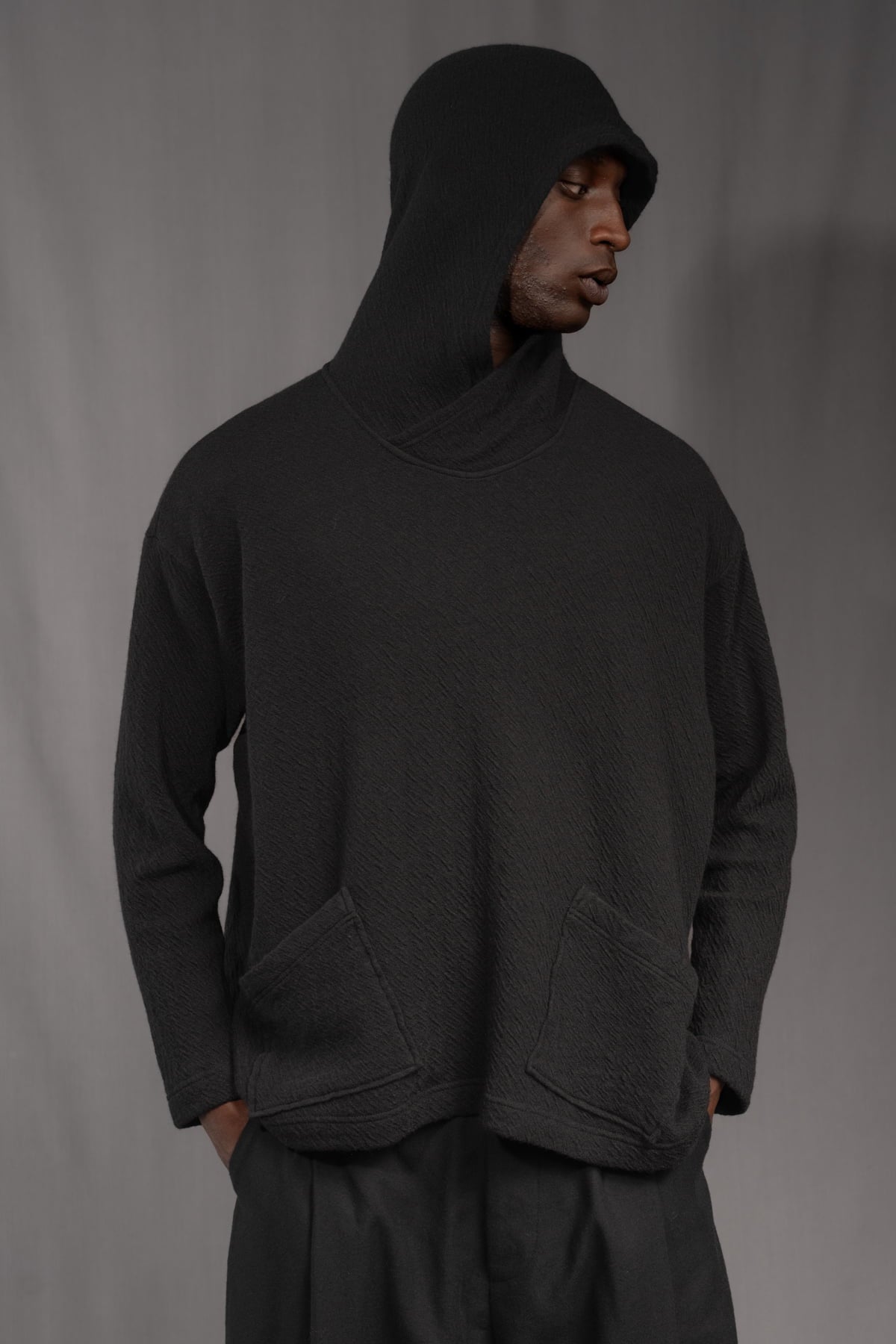 eigensinnig wien | Breed | Exklusiver Strickhoodie aus Merinowolle in Schwarz