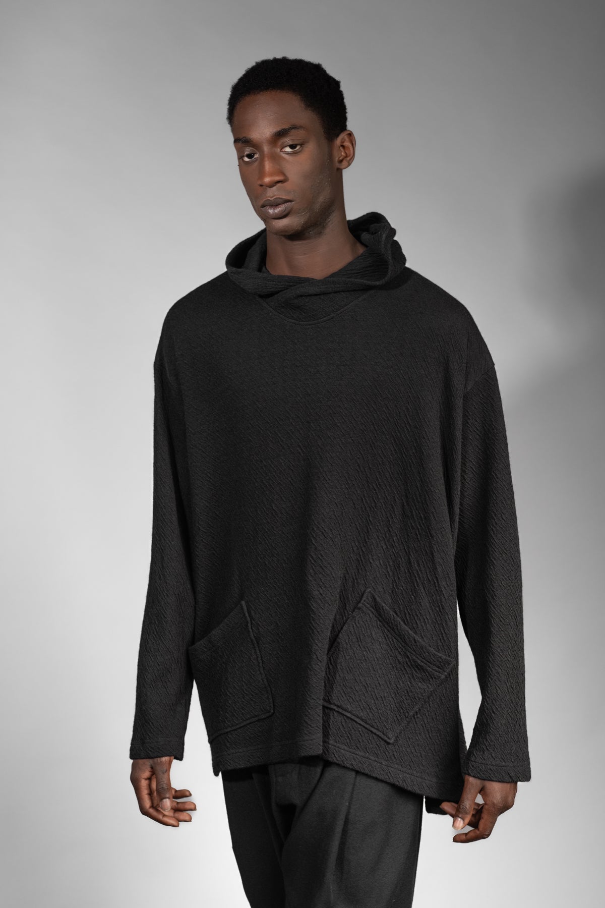 eigensinnig wien | Breed | Exklusiver Strickhoodie für Herren aus Merinowolle in Schwarz