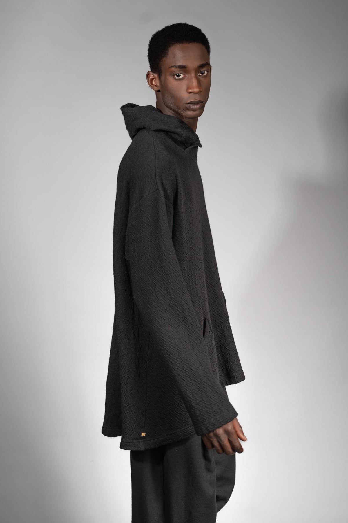eigensinnig wien | Breed | Exklusiver Strickhoodie für Herren aus Merinowolle in Schwarz