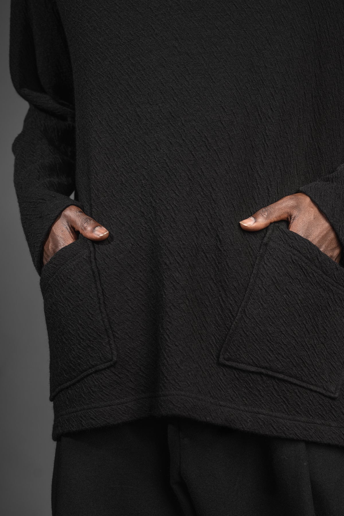 eigensinnig wien | Breed | Exklusiver Strickhoodie für Herren aus Merinowolle in Schwarz