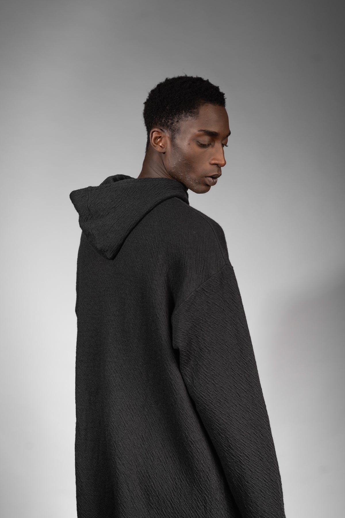 eigensinnig wien | Breed | Exklusiver Strickhoodie für Herren aus Merinowolle in Schwarz