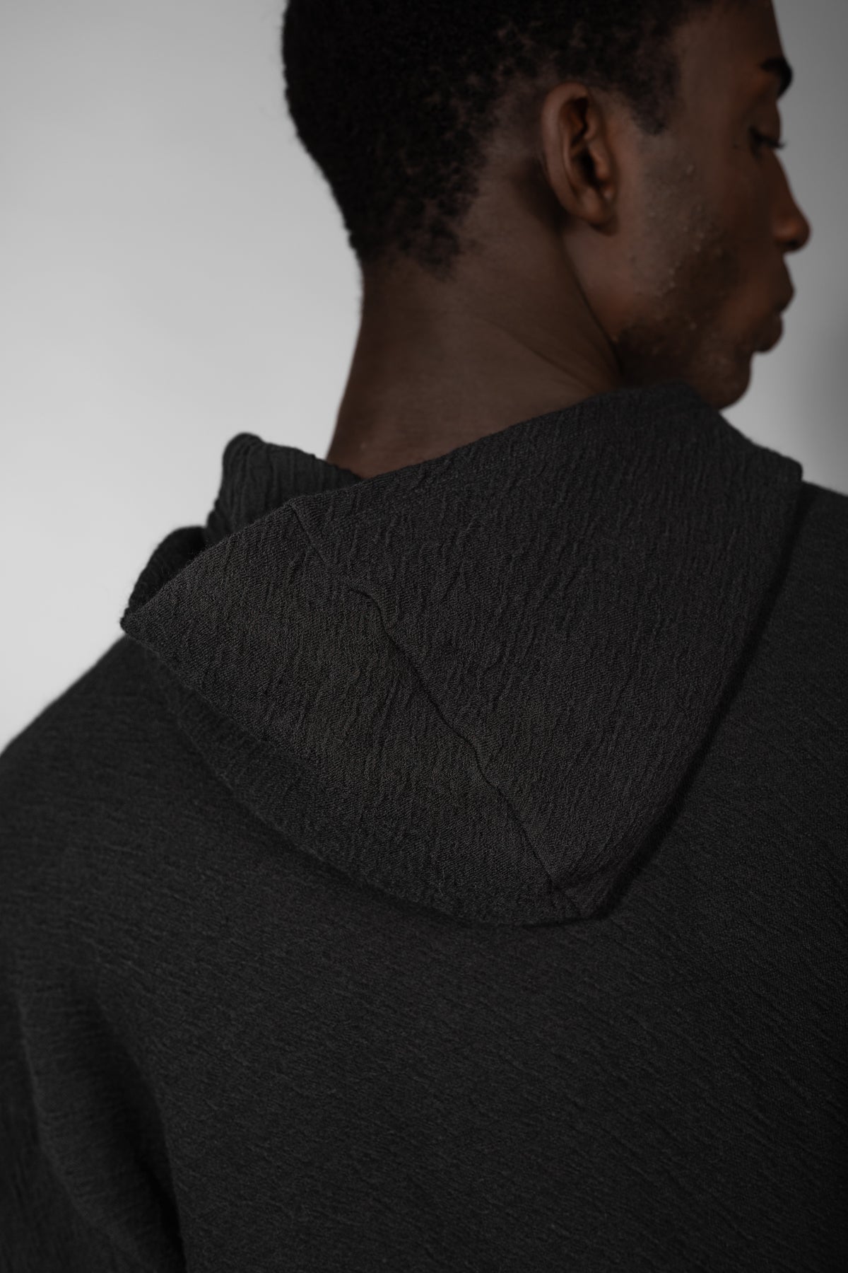 eigensinnig wien | Breed | Exklusiver Strickhoodie für Herren aus Merinowolle in Schwarz