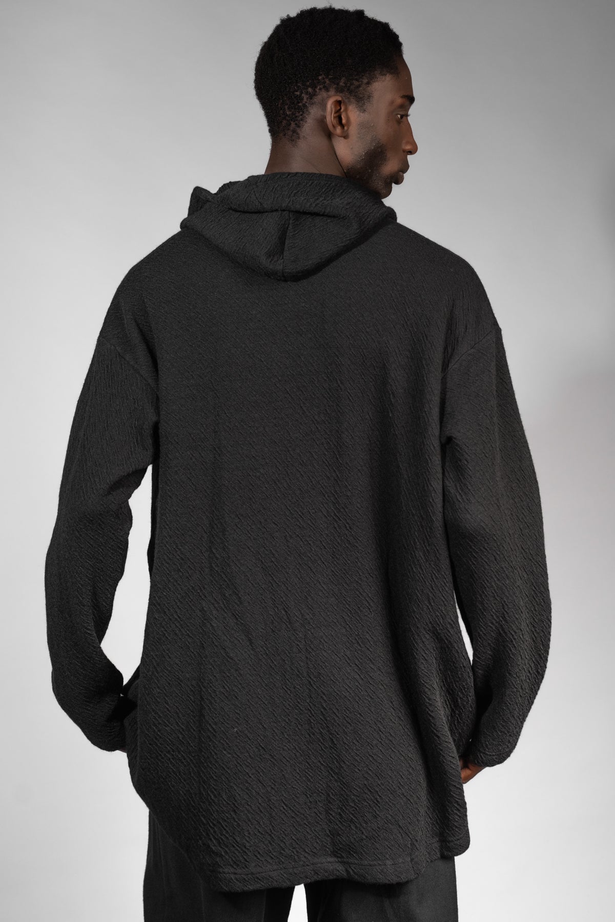 eigensinnig wien | Breed | Exklusiver Strickhoodie für Herren aus Merinowolle in Schwarz