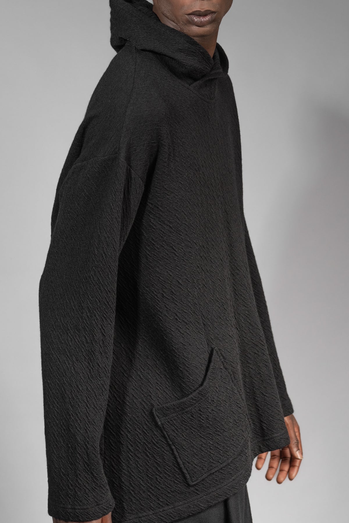 eigensinnig wien | Breed | Exklusiver Strickhoodie für Herren aus Merinowolle in Schwarz