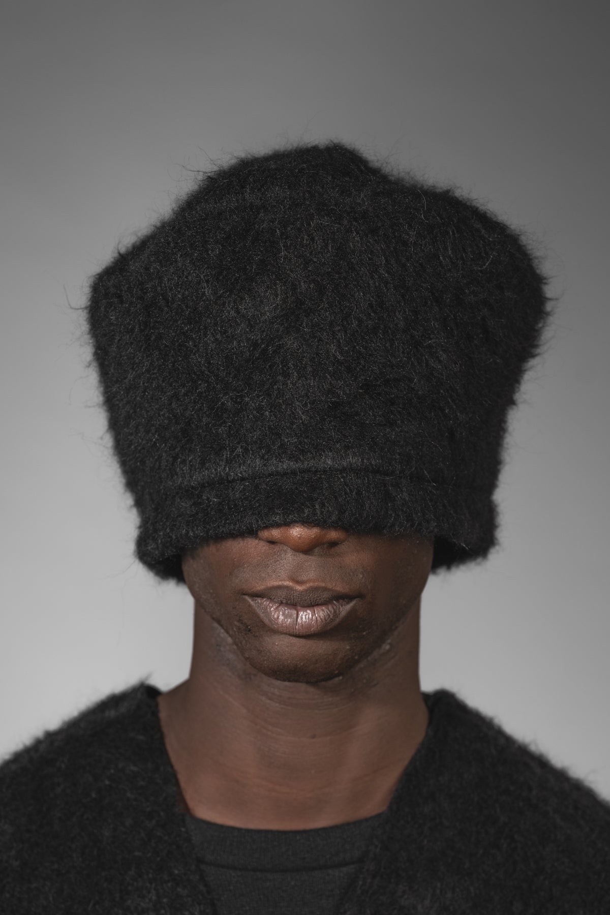 eigensinnig wien | Brontes | Schwarze Designer Ballonmütze aus warmen Baumwoll-Alpaca-Stoff