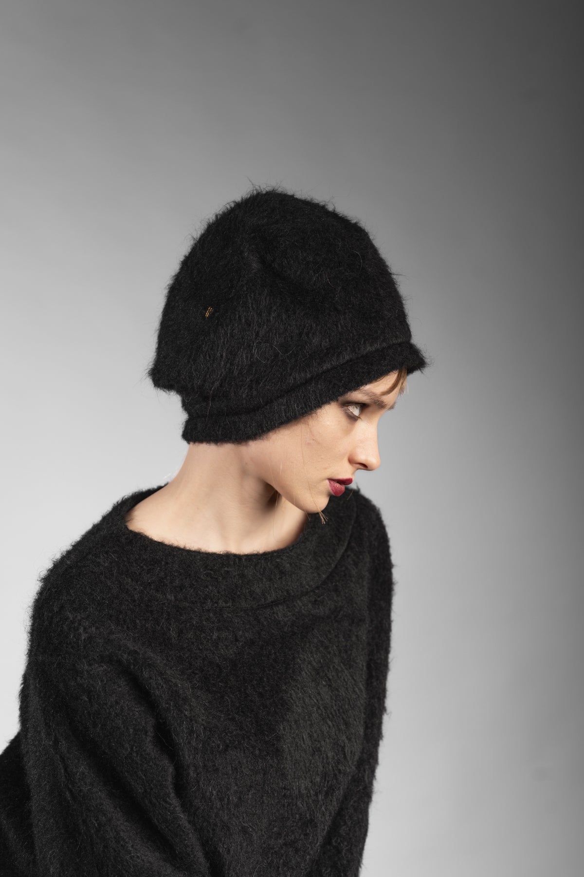 eigensinnig wien | Brontes | Schwarze Designer Ballonmütze aus warmen Baumwoll-Alpaca-Stoff