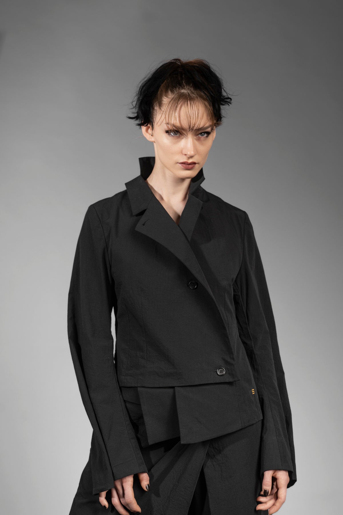 eigensinnig wien | Cailb | Schwarzer, asymmetrischer Designerblazer für Damen aus japanischer Baumwolle