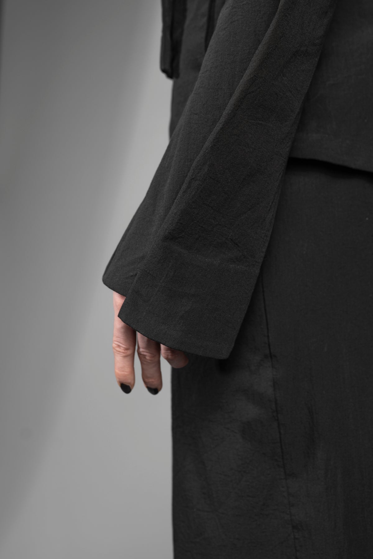 eigensinnig wien | Cailb | Schwarzer, asymmetrischer Designerblazer für Damen aus japanischer Baumwolle
